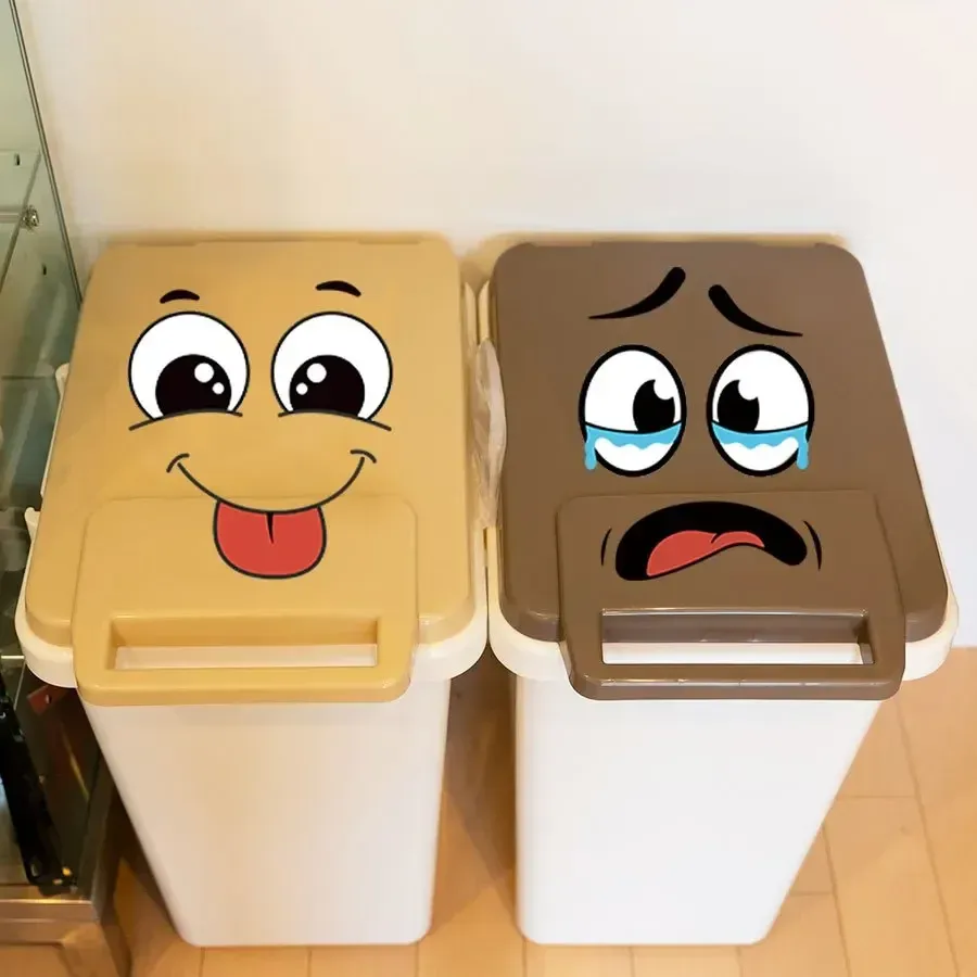 Autocollants de dessins animés appliqués sur un mur de salle de bain