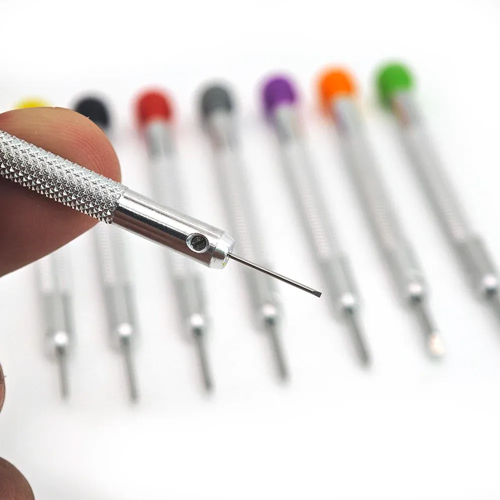 Outils d'horlogerie en situation d'utilisation