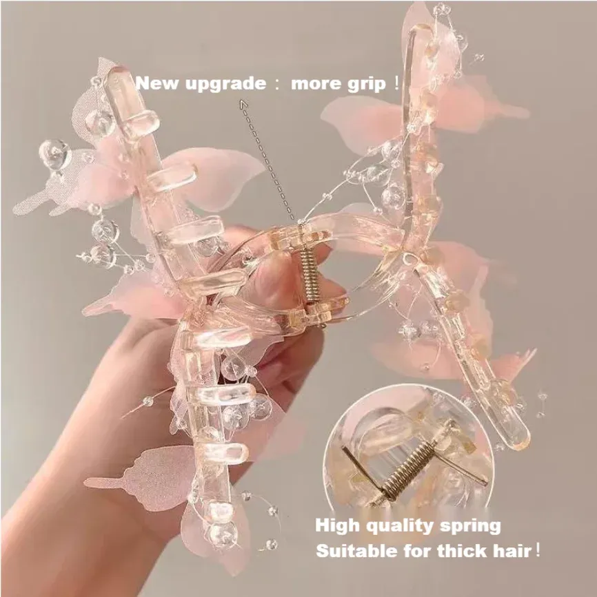 Détail de la pince papillon en perles et strass
