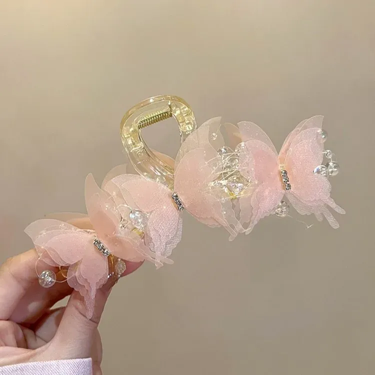 Pince papillon portée dans une coiffure