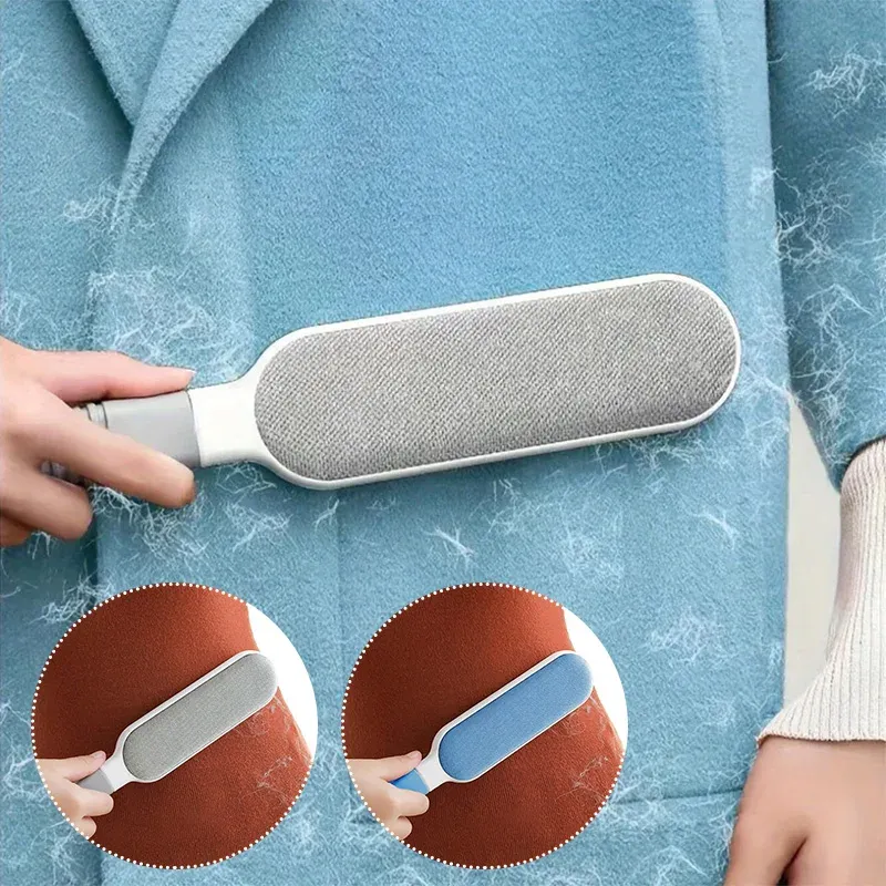 Nettoyage de vêtements avec la brosse