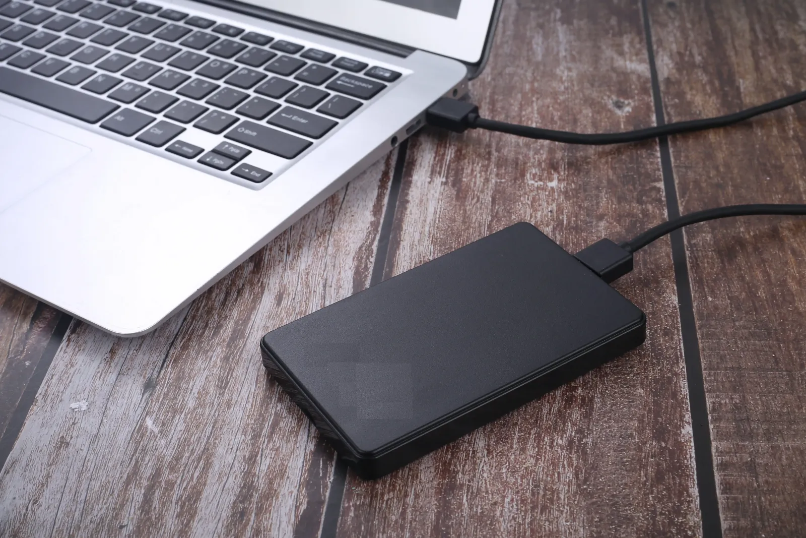 Boîtier de disque dur externe posé sur un bureau