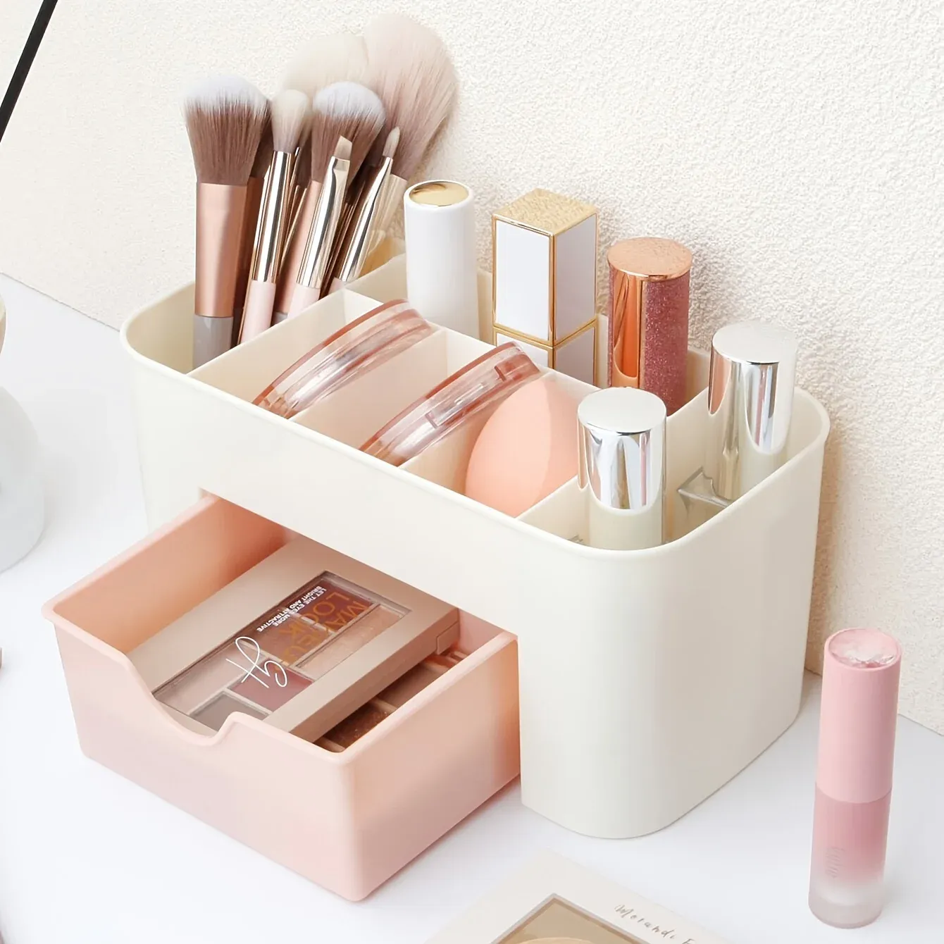 Organisateur de maquillage dans un espace de vie lumineux