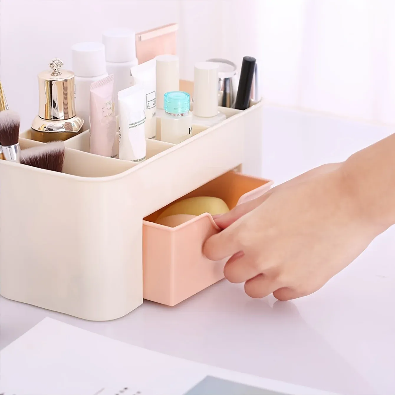 Organisateur de maquillage rempli de produits de beauté