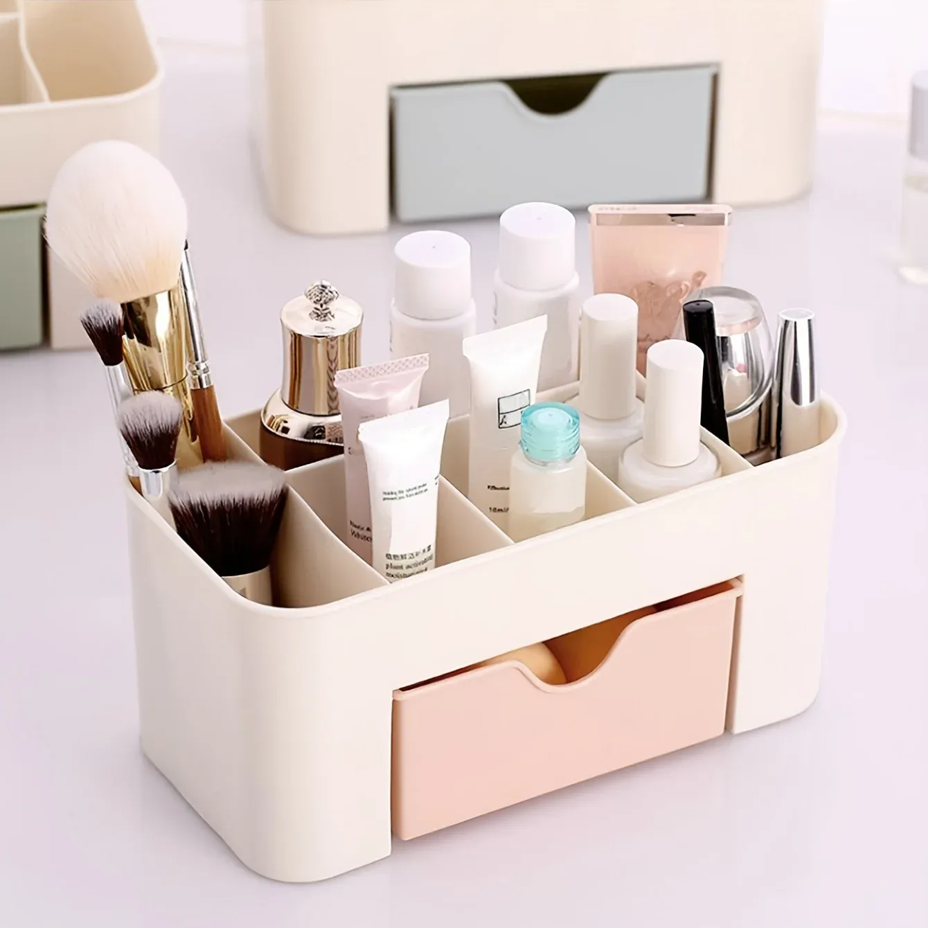 Organisateur de maquillage dans un intérieur moderne