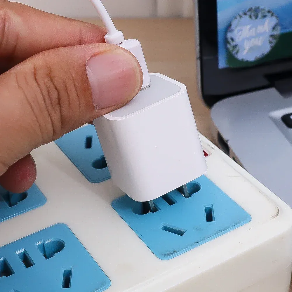 Chargeur mural USB blanc, idéal pour les voyages