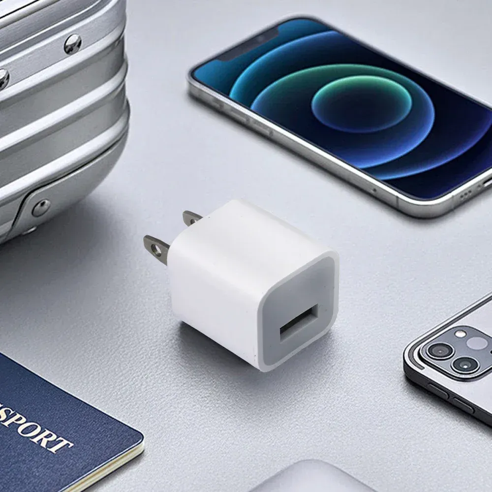 Chargeur mural USB blanc, format compact