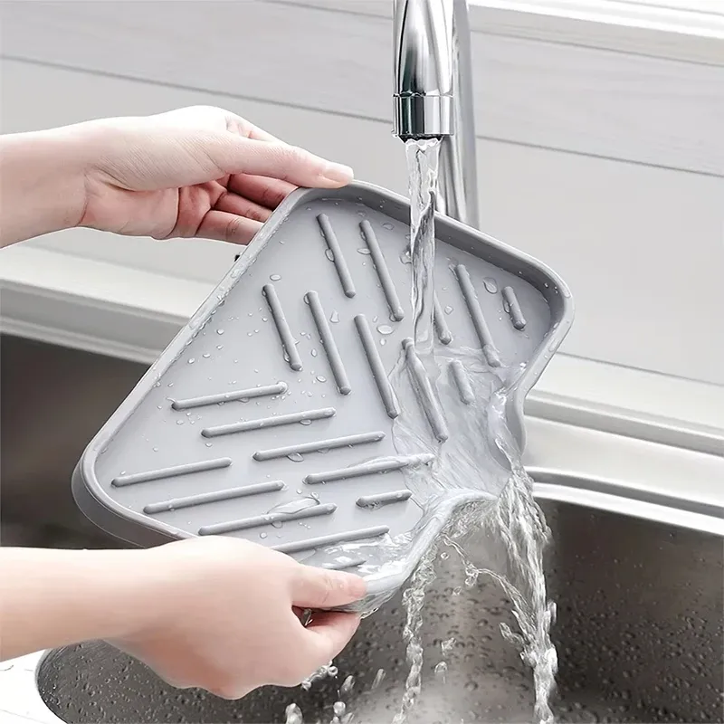 Plateau en silicone pour évier de cuisine avec bonde, porte-éponge et savon, organisateur de comptoir avec brosse à récurer, lot de 2 2