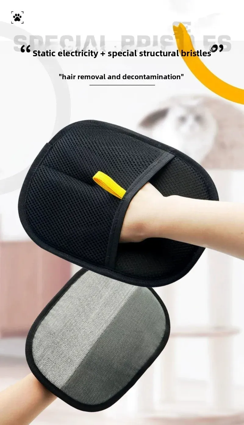 Gant de toilettage en action sur un textile