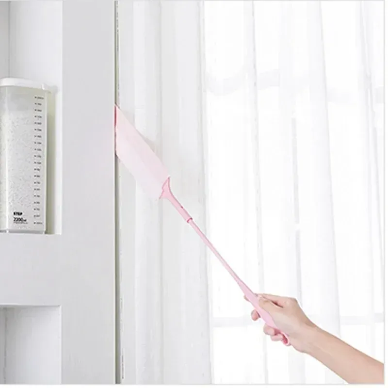Nettoyage des espaces étroits avec la brosse anti-poussière