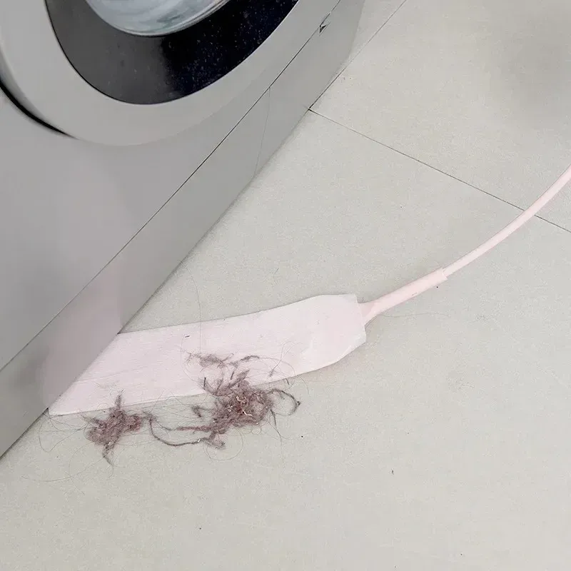 Tête de brosse plate pour atteindre les espaces profonds