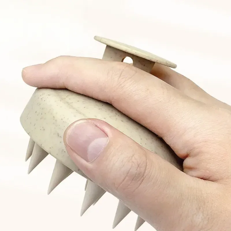 Brosse de massage pour le cuir chevelu en usage