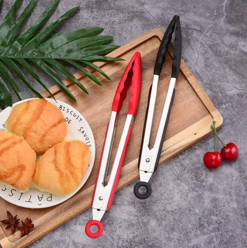 Pince de cuisine en gros plan