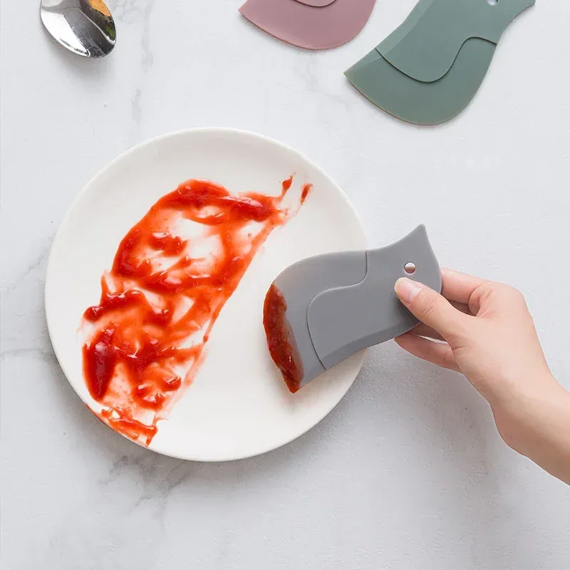 Nettoyage de surfaces de cuisine avec le racloir souple