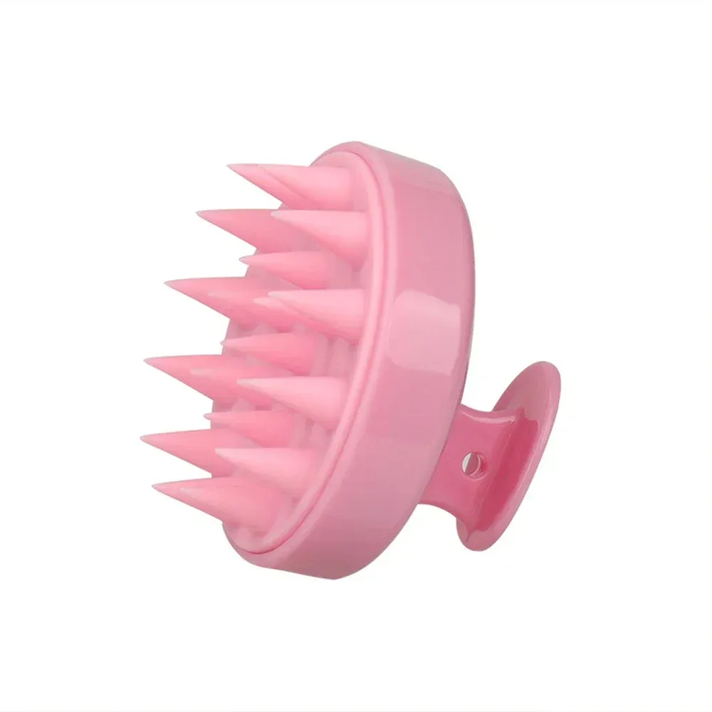 Peigne de massage pour cheveux utilisé par un homme