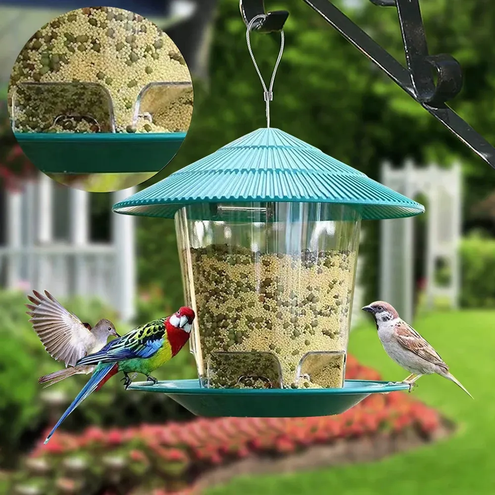 Mangeoire à oiseaux suspendue dans un jardin