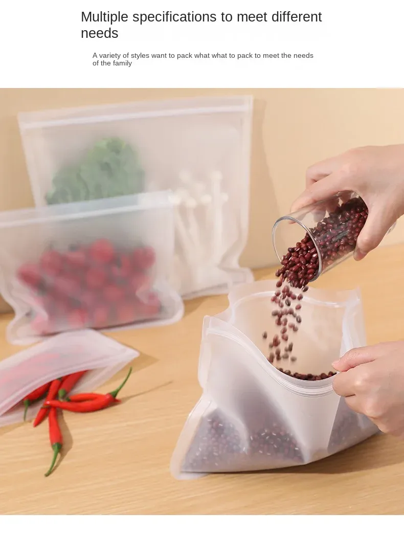 Sacs en silicone rangés dans la cuisine