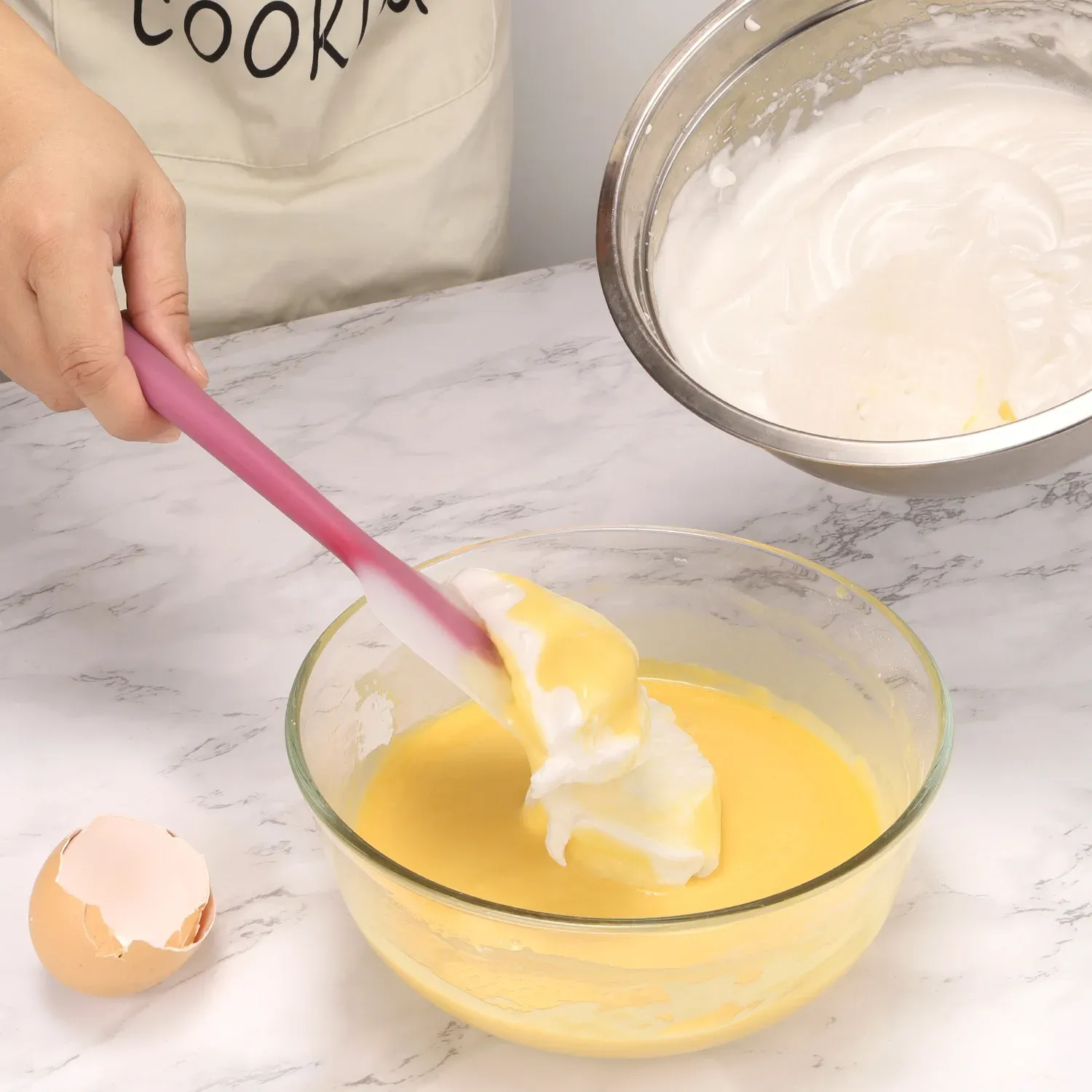 Spatule translucide en silicone en cuisine