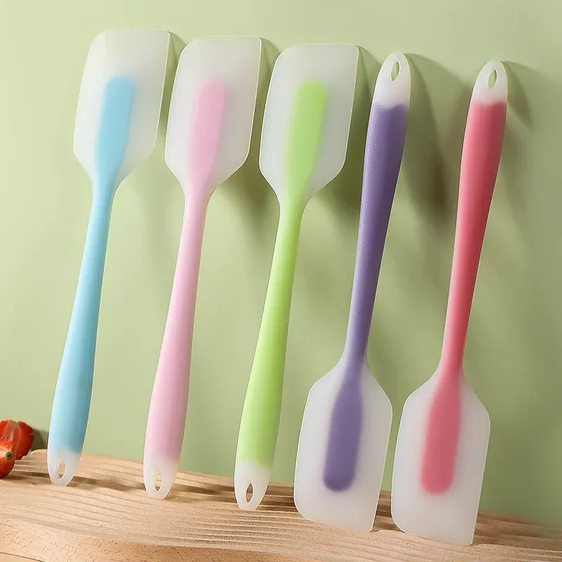 Spatule translucide en silicone, détail de la forme