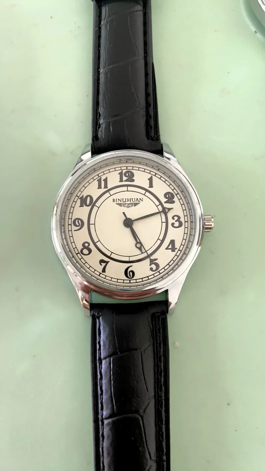 Montre-bracelet homme de luxe 2025 en vue d'ensemble