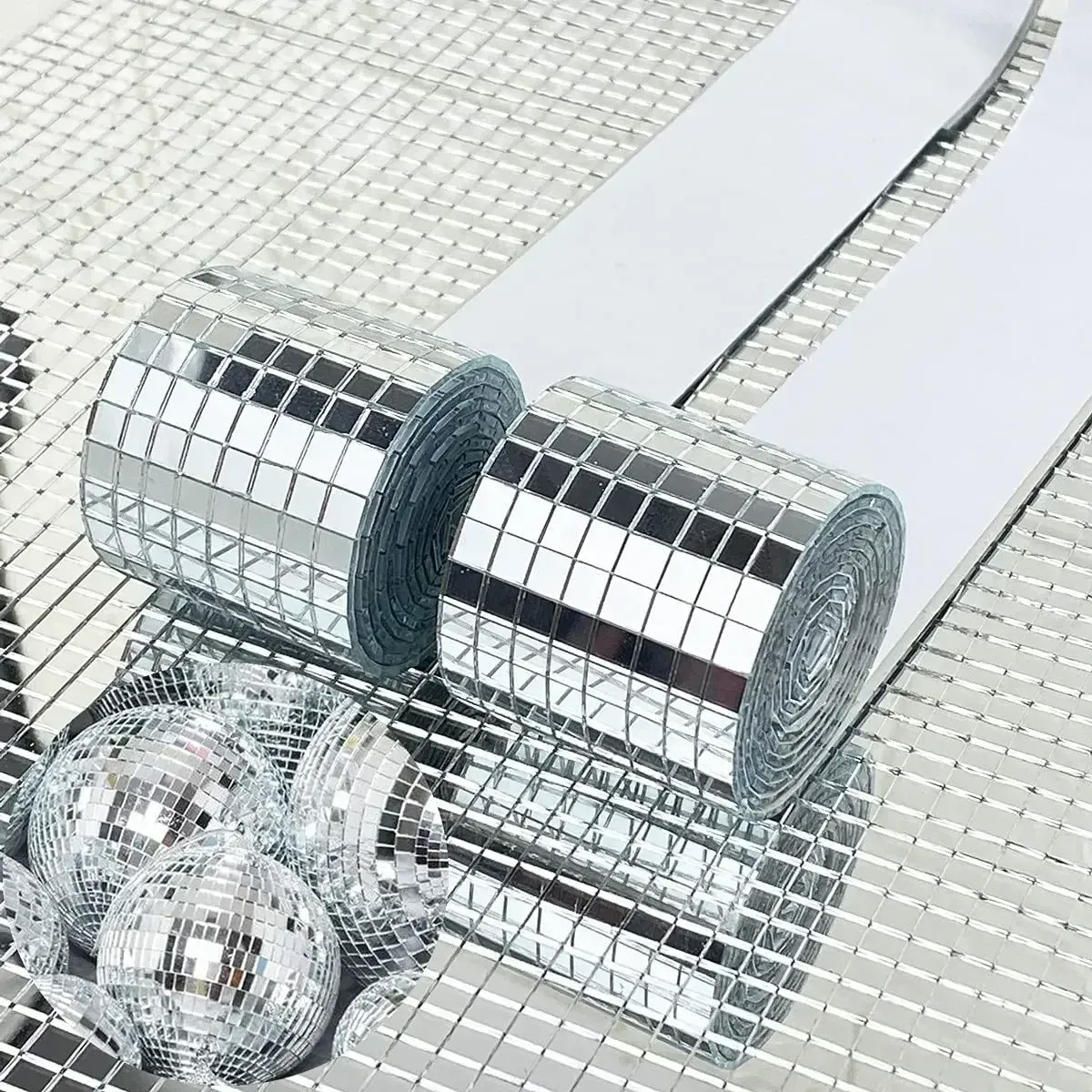 Mosaïque miroir carrée en verre installée sur un mur intérieur