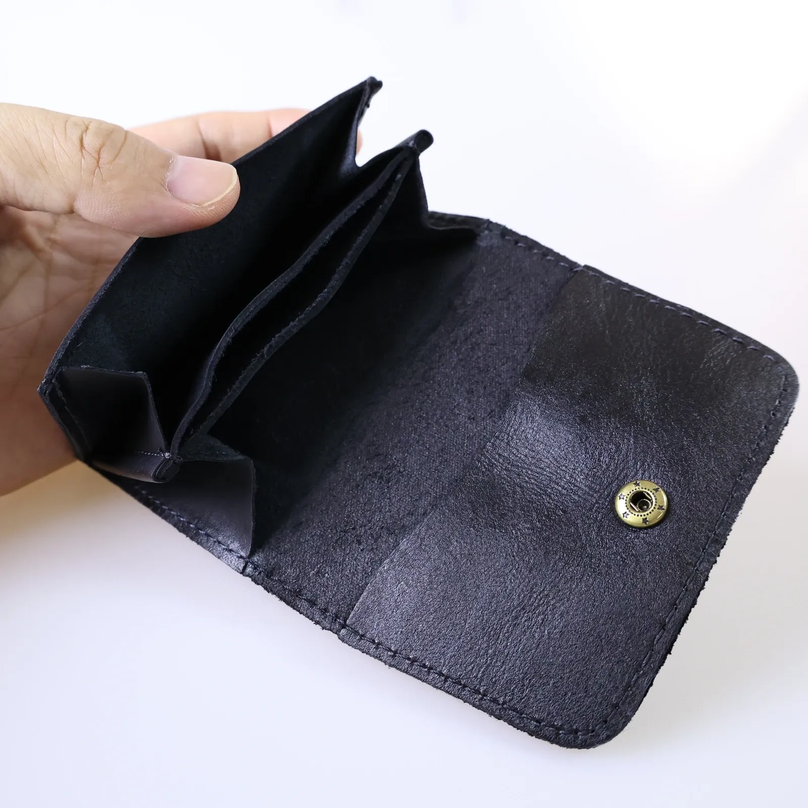 Détail du cuir de vachette et de la finition vintage