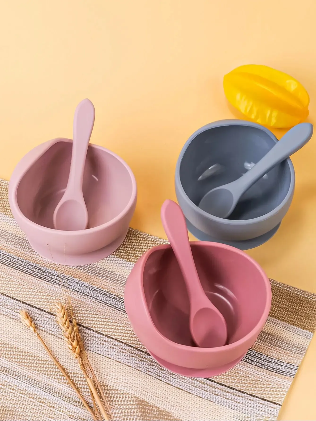 Bol à ventouse pour bébé en situation de repas
