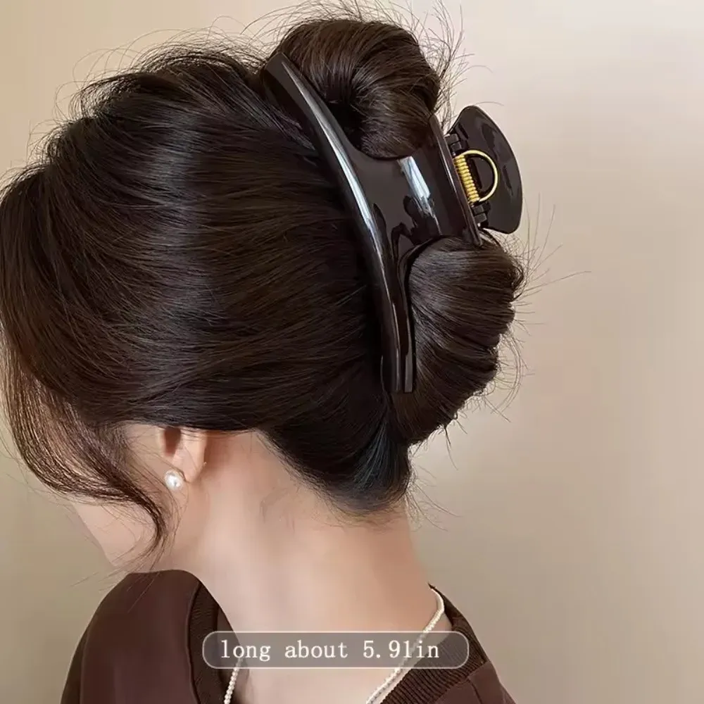 Pince à cheveux dans une coiffure élégante