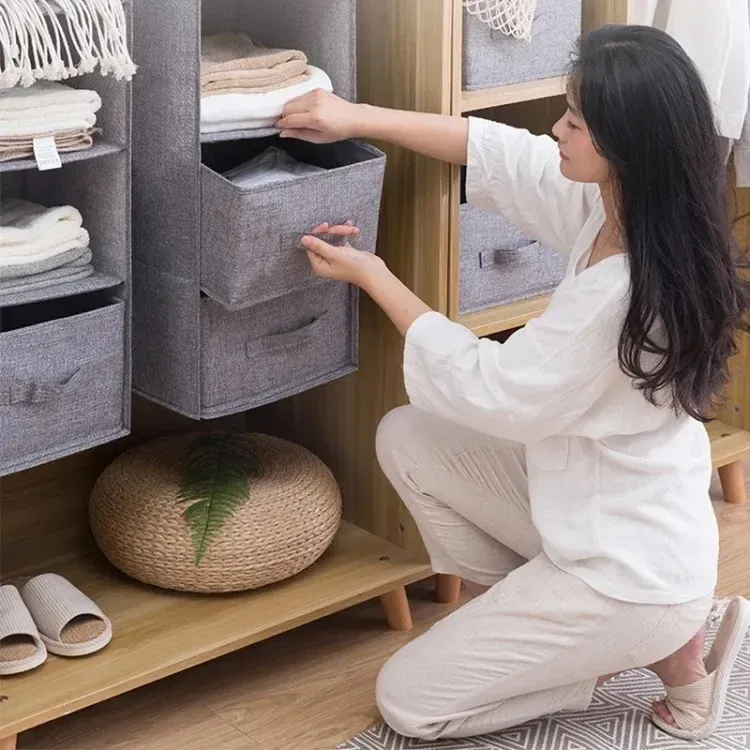 Rangement de vêtements pliés dans les compartiments
