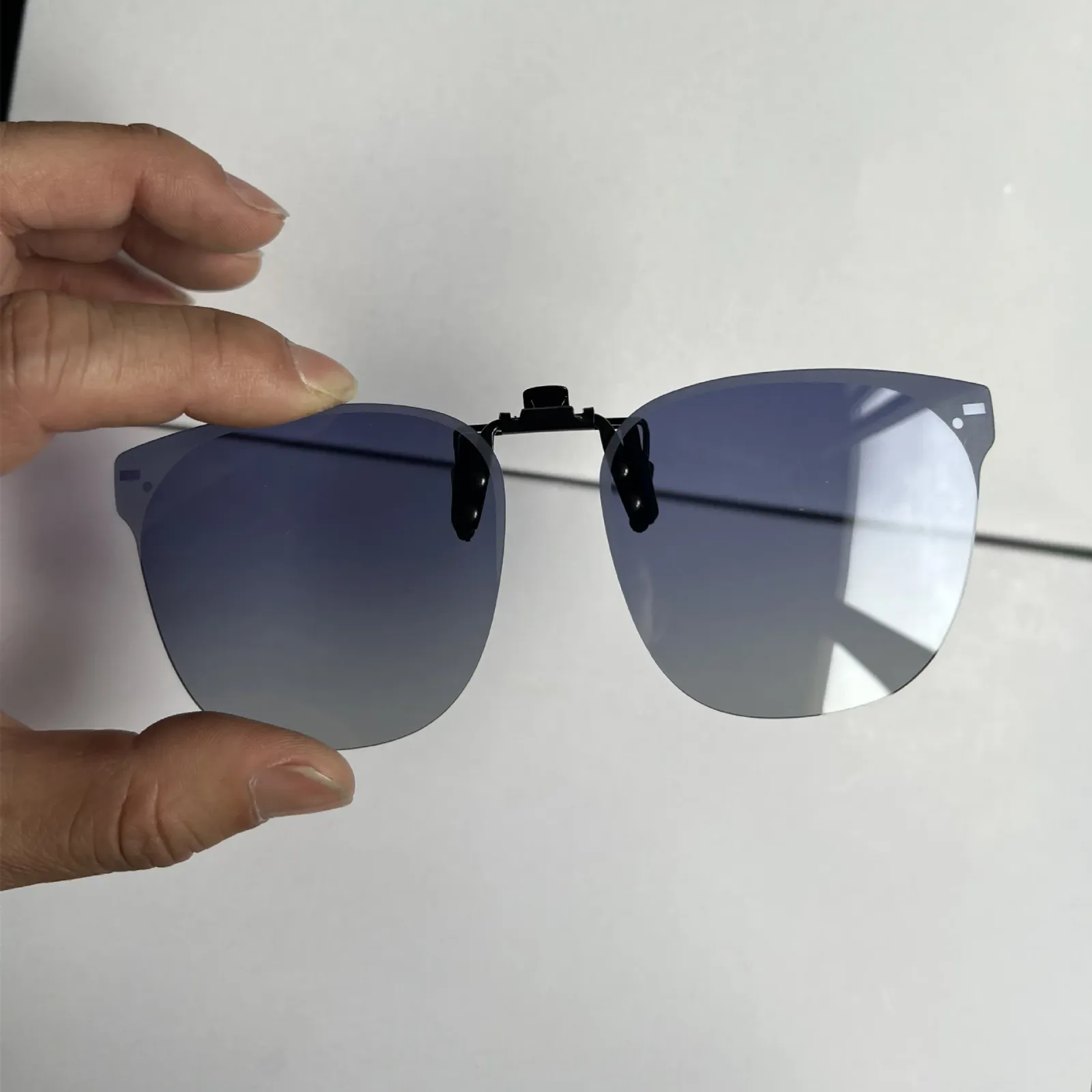 Clip rabattable pour lunettes, utilisation au soleil