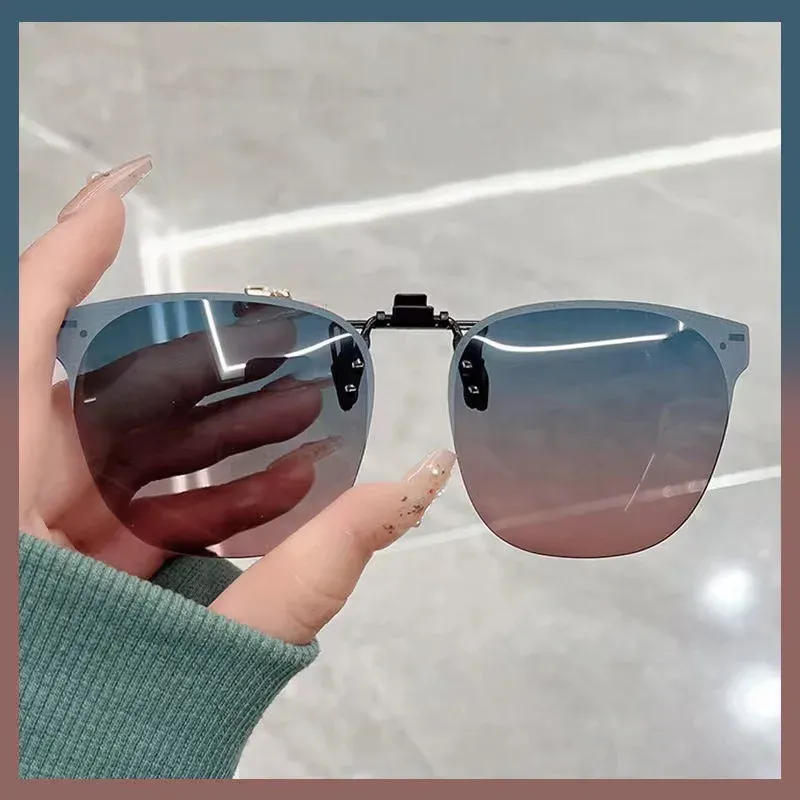 Clip rabattable pour lunettes, vue latérale