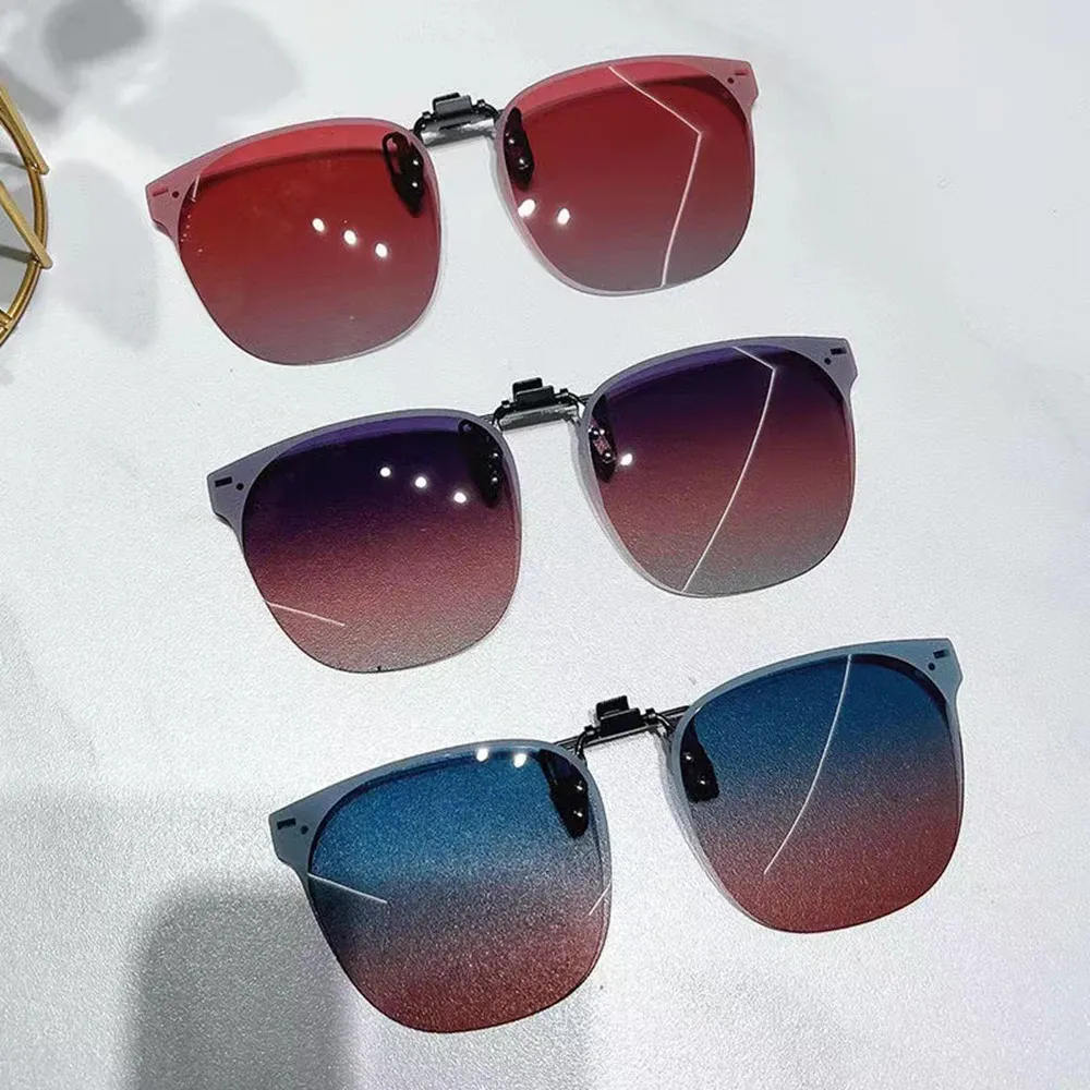 Détail du clip rabattable pour lunettes