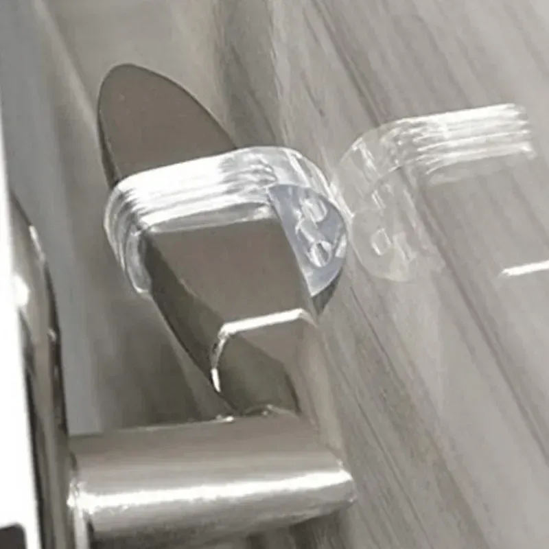 Butée de porte transparente installée sur une poignée
