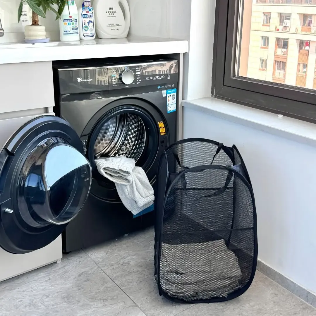 Panier à linge pliable ventilé en situation d'utilisation