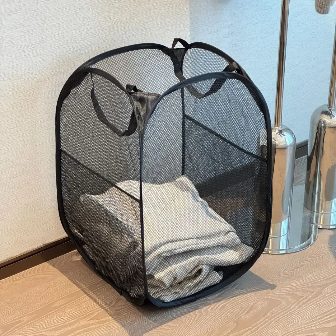 Panier à linge ventilé dans une chambre d'enfant