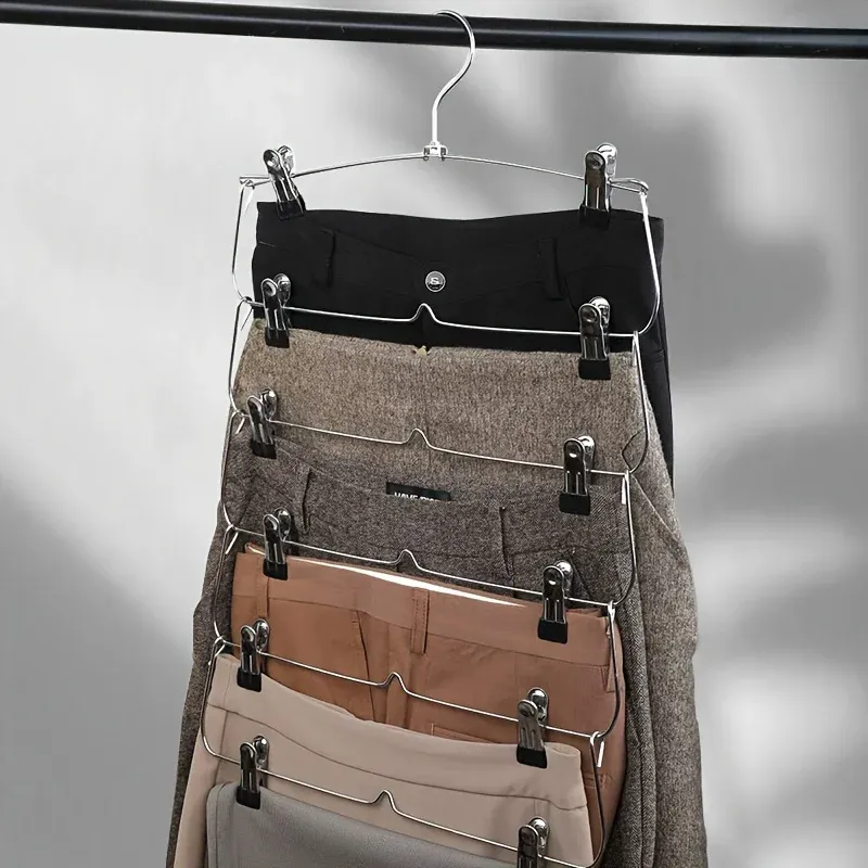 Détail du rangement pour pantalons et jupes
