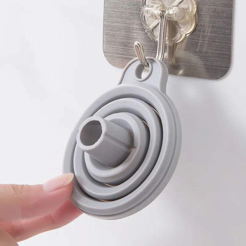 Entonnoir pliable et portable en silicone pour le transfert de liquides, d'huile et de poudre, idéal pour le remplissage de bouteilles en cuisine 3