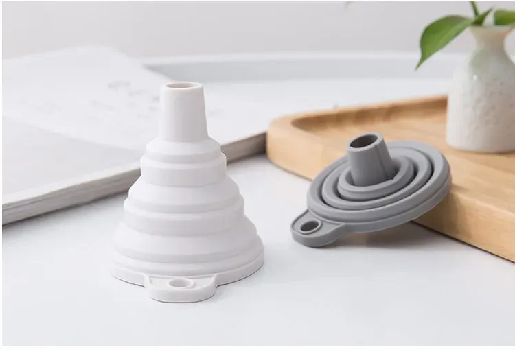 Entonnoir pliable utilisé pour remplir un flacon