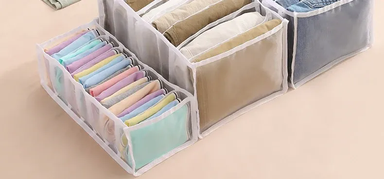 Vue d'ensemble de l'organiseur rempli de vêtements pliés