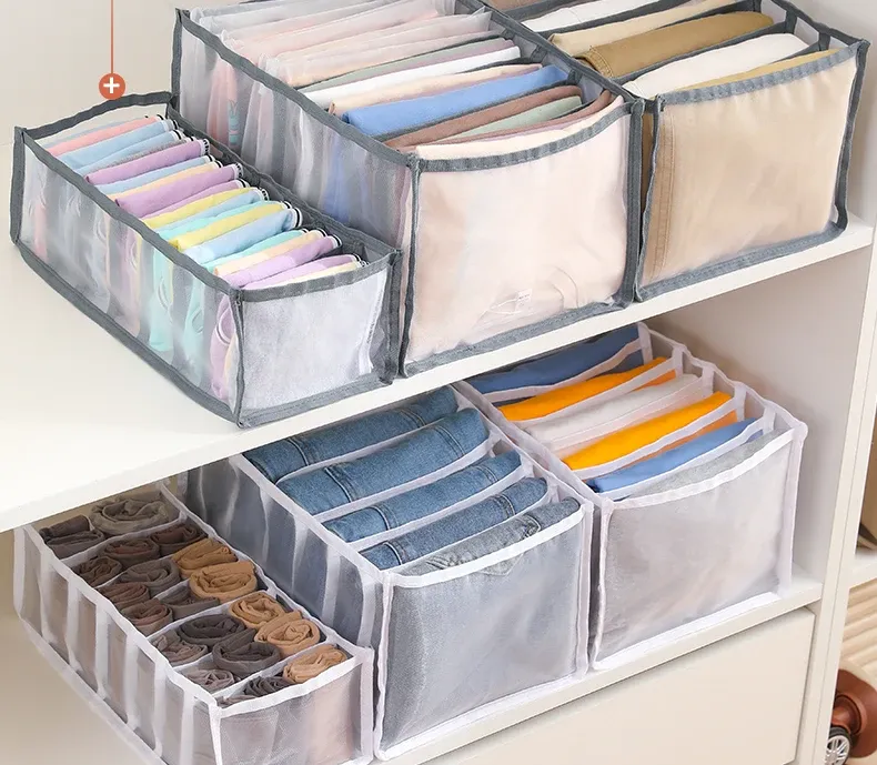 Chaussettes et sous-vêtements rangés dans l'organiseur