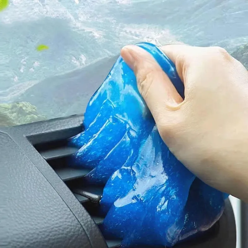 Gel de nettoyage appliqué sur un clavier