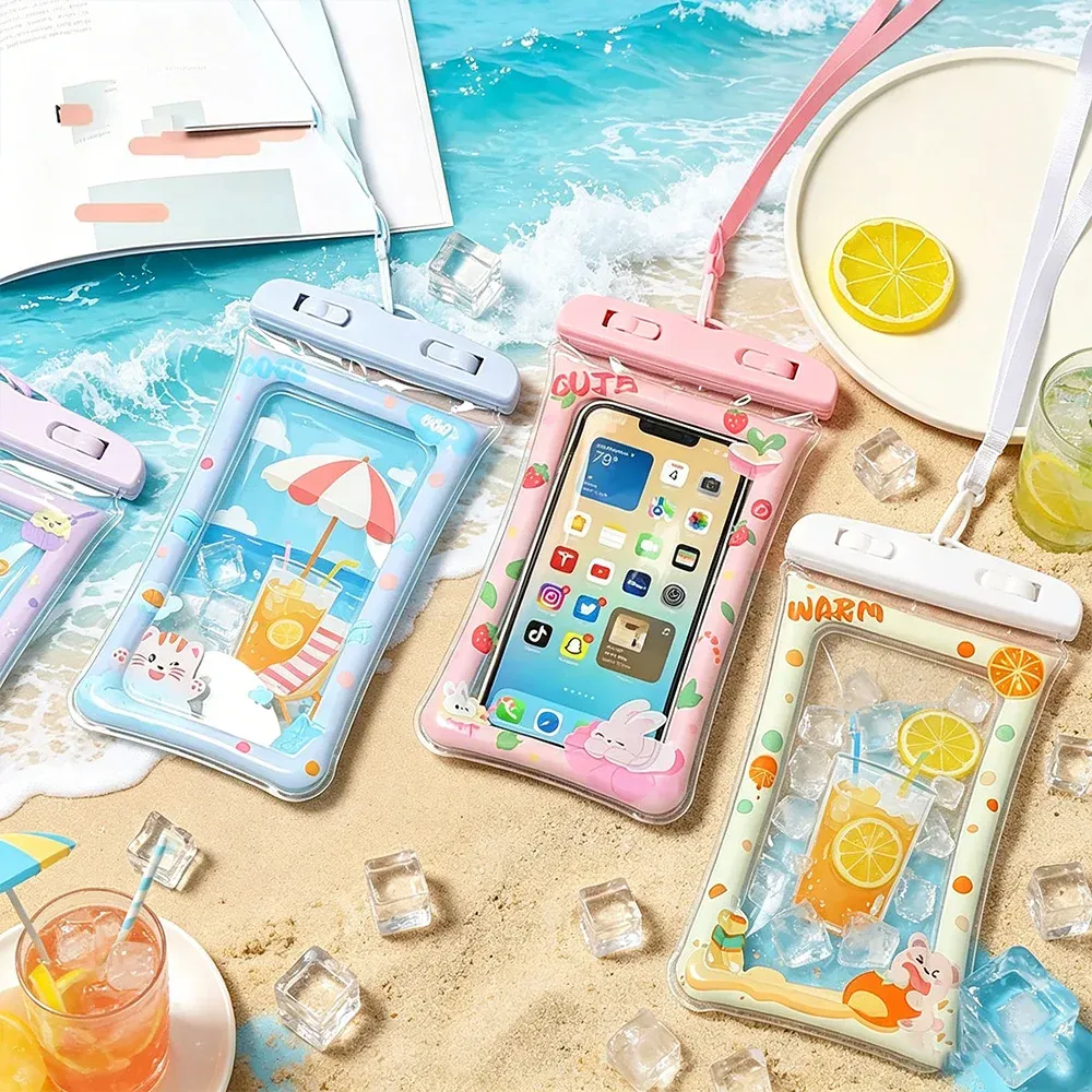 Pochette étanche utilisée lors d'une activité aquatique