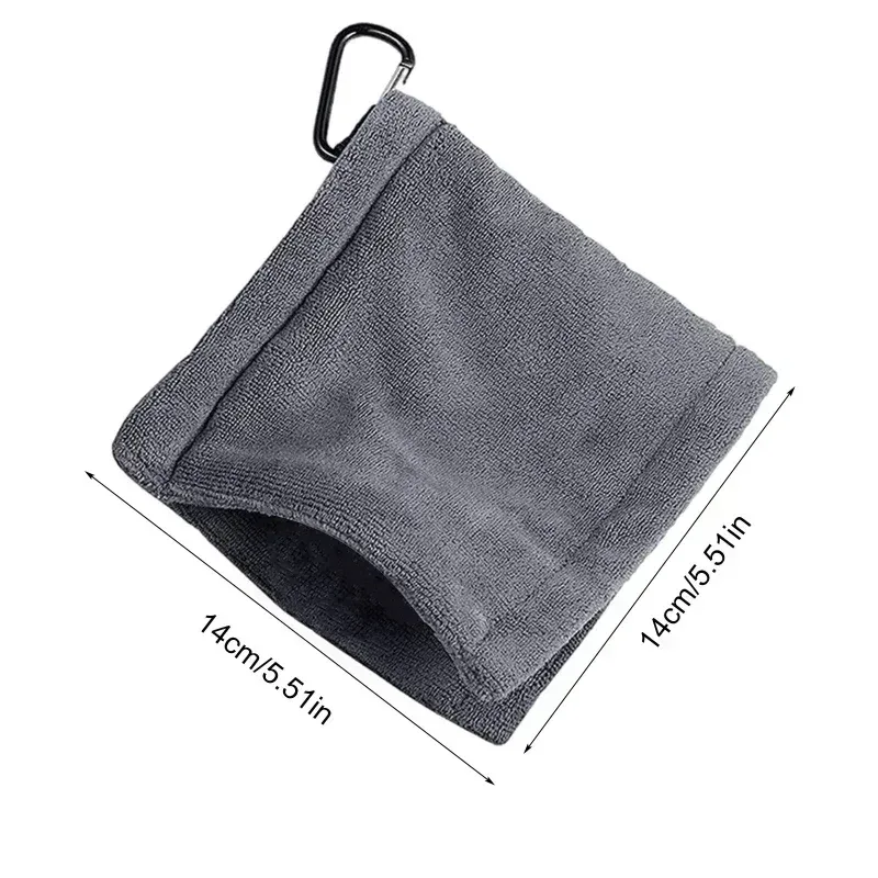 Serviette de golf fixée à un sac