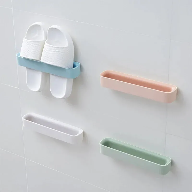 Porte-pantoufles mural dans une salle de bain
