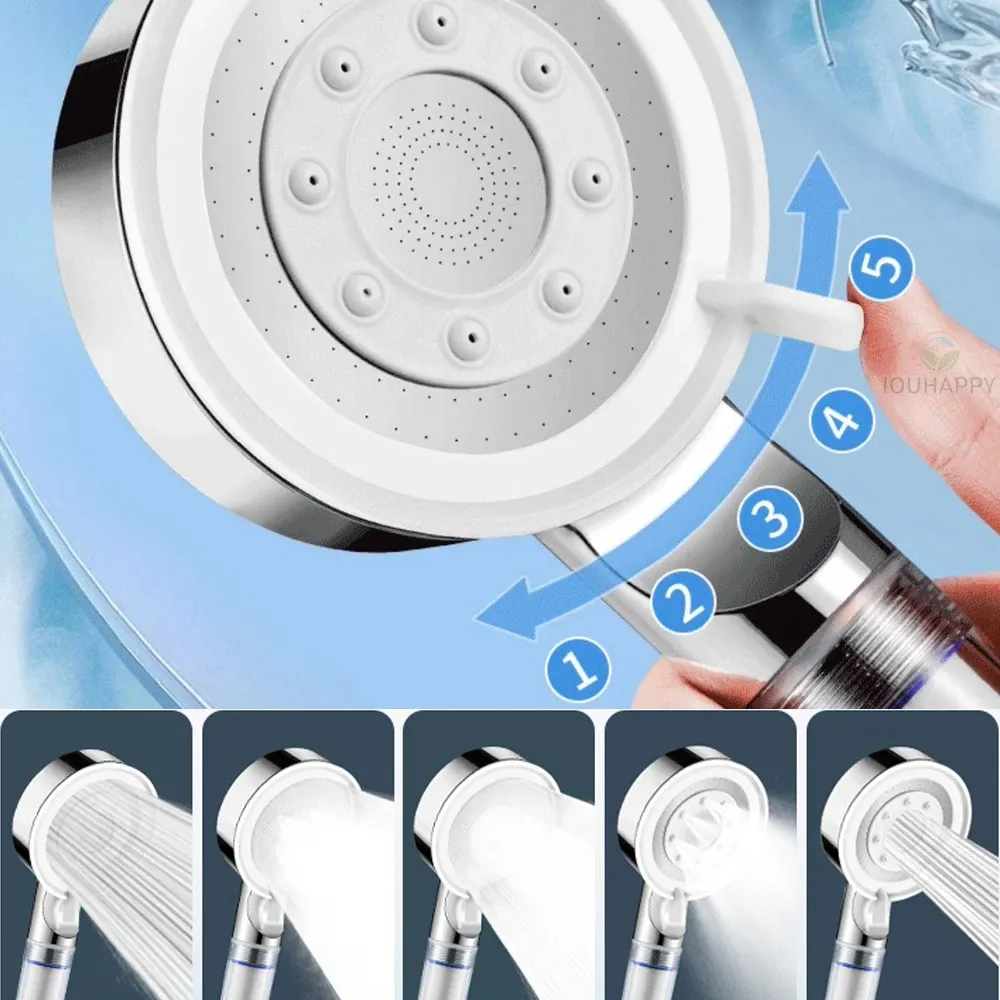 Pommeau de douche dans une salle de bains moderne