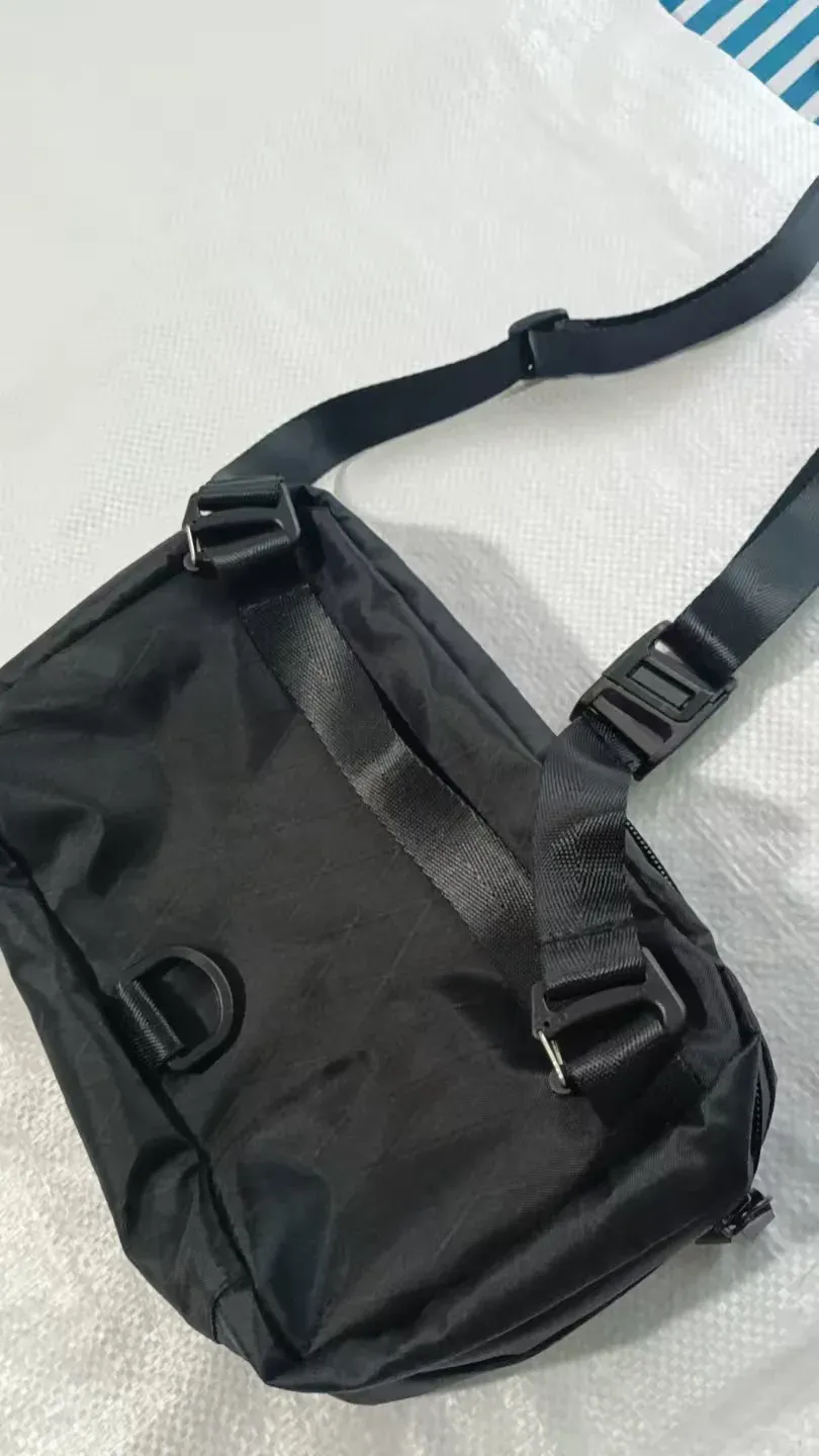 Sac bandoulière organisateur de voyage, porté au quotidien