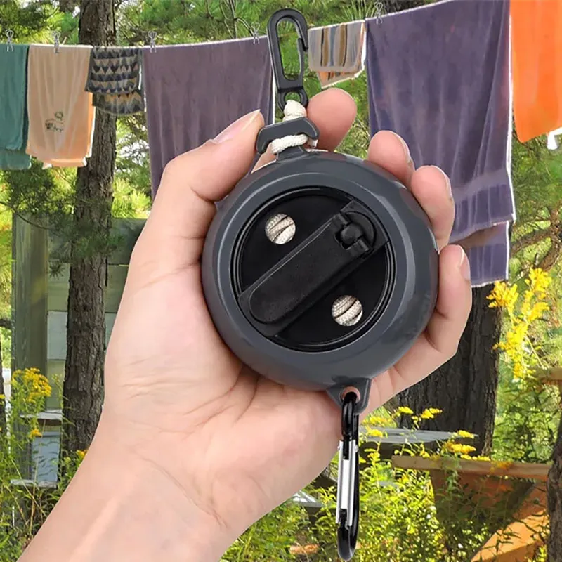 Corde à linge rétractable en usage quotidien
