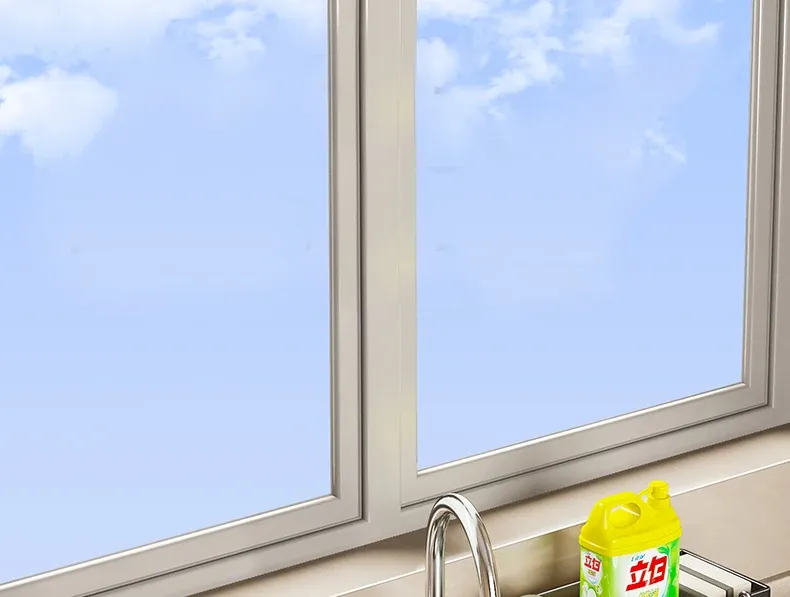 Support de rangement élégant installé dans un évier de cuisine