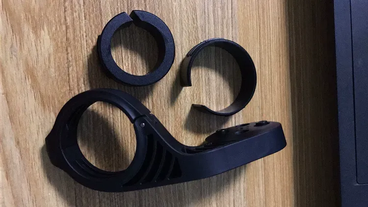 Support avant étendu Garmin installé sur un vélo