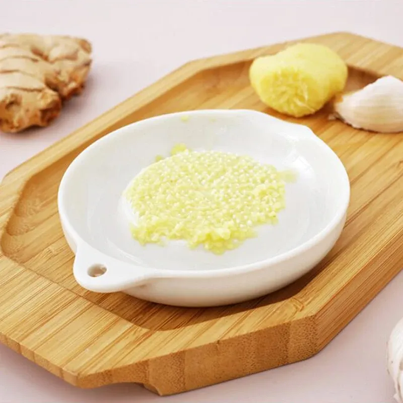 Râpe à gingembre en céramique blanche en utilisation